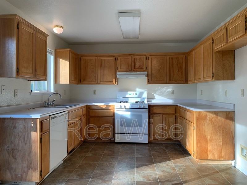 249 Sw Rogue River Ave #D - Photo 5 of 16