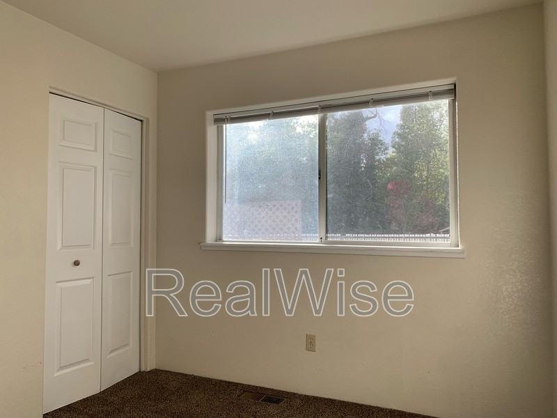 249 Sw Rogue River Ave #D - Photo 6 of 16