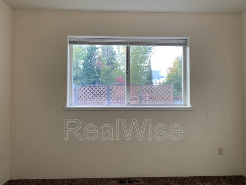 249 Sw Rogue River Ave #D - Photo 7 of 16