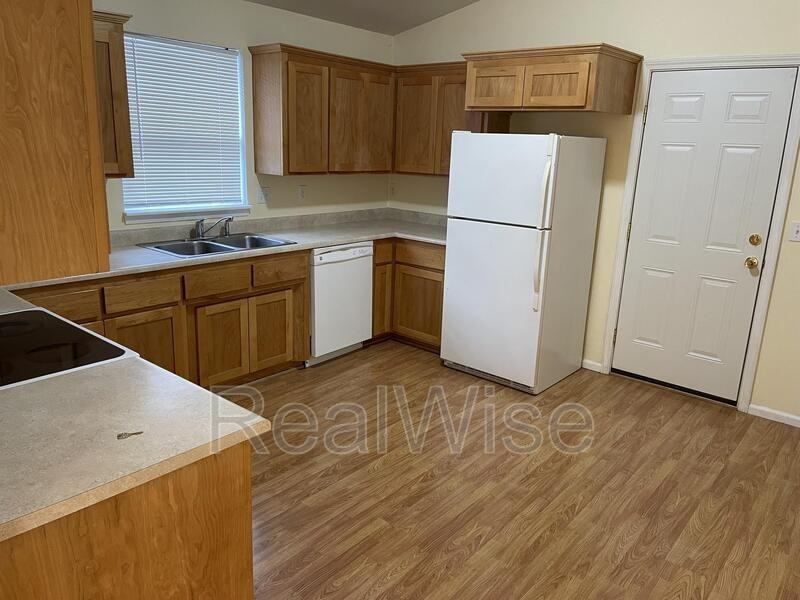 656 E Park St - Photo 4 of 13