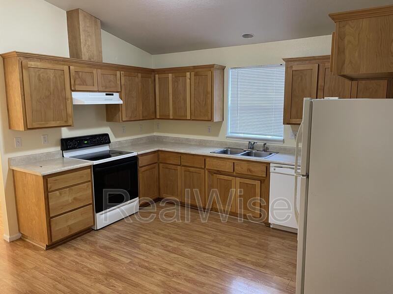 656 E Park St - Photo 5 of 13