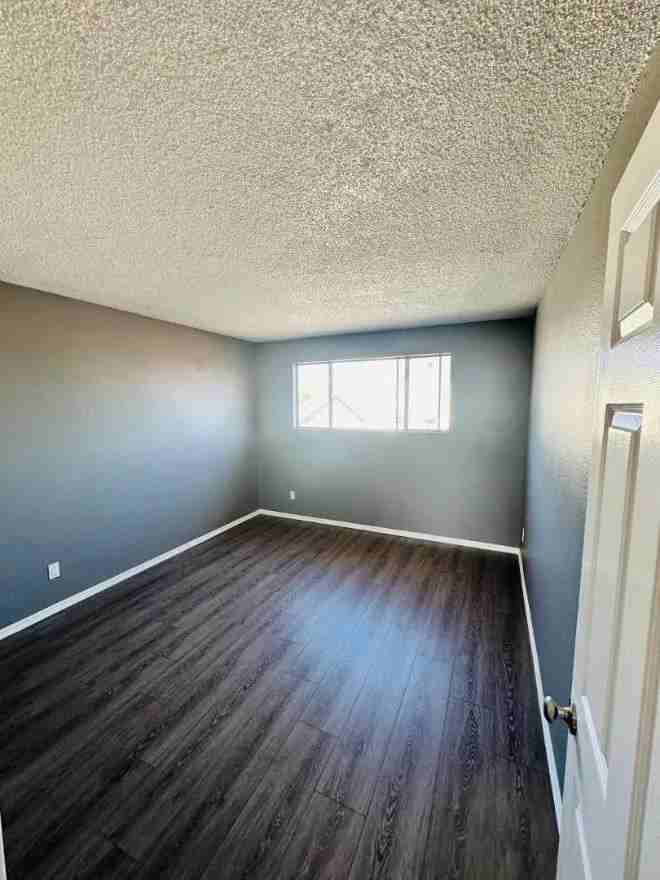 616 West 75th Street - Photo 4 of 6