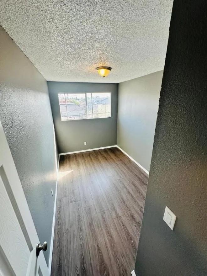 616 West 75th Street - Photo 5 of 6