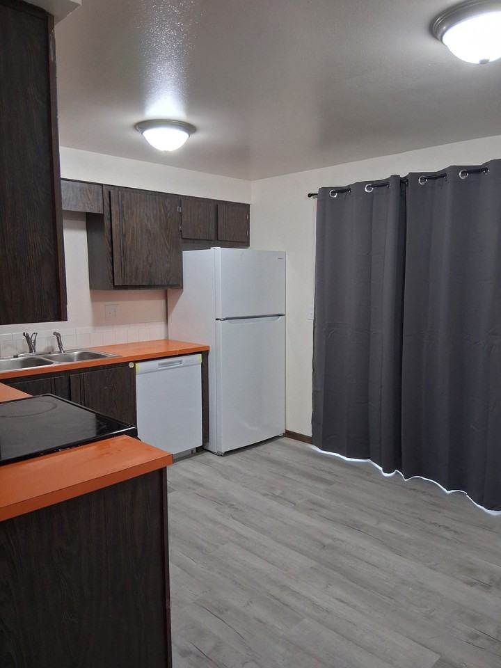 402 East King Avenue - Photo 4 of 9