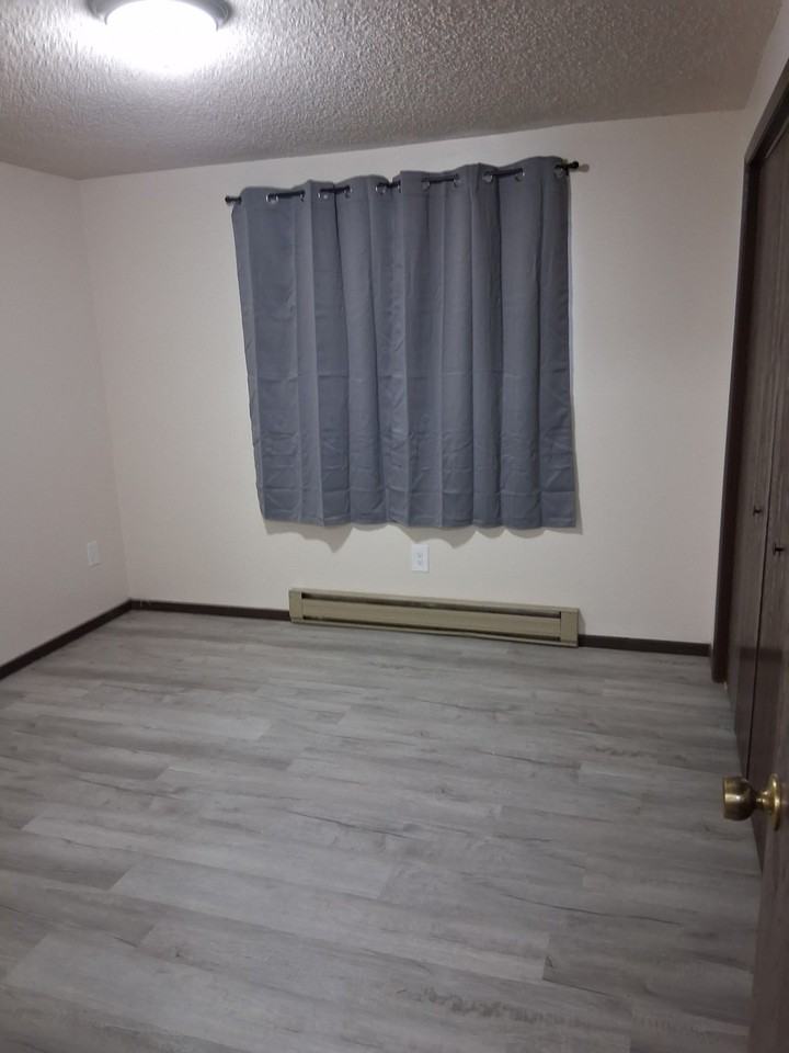 402 East King Avenue - Photo 6 of 9