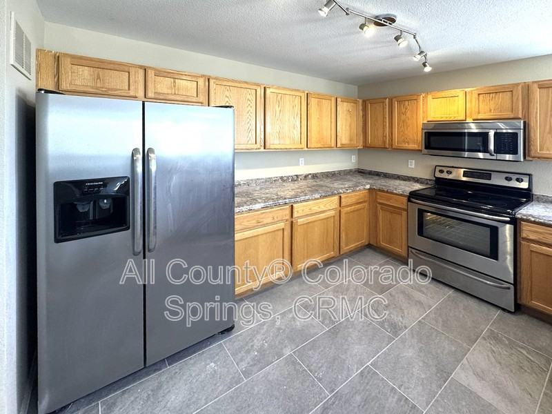 5048 Weaver Dr - Photo 4 of 32