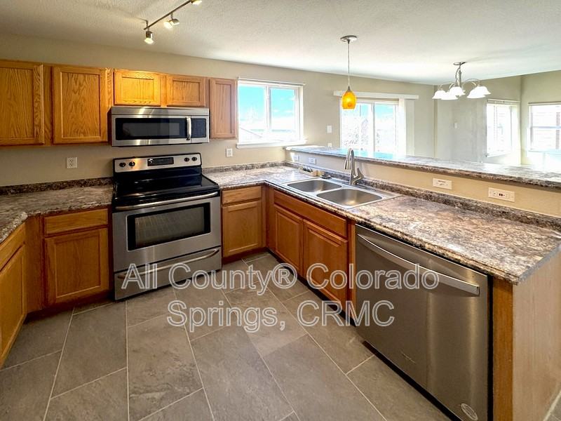 5048 Weaver Dr - Photo 5 of 32