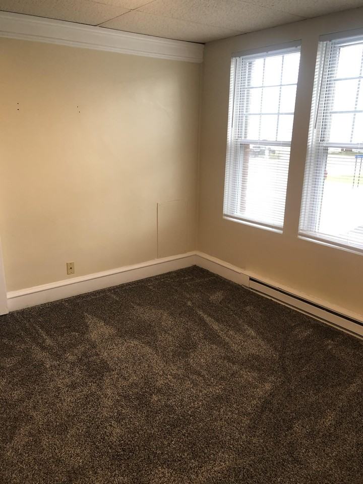 802 East Howard Street - Photo 4 of 18