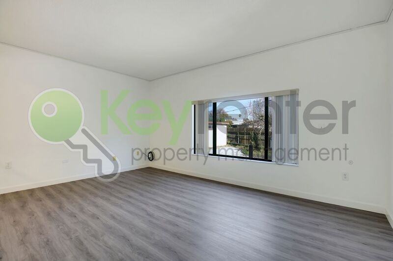 809 N Hobson Ave #B - Photo 3 of 32