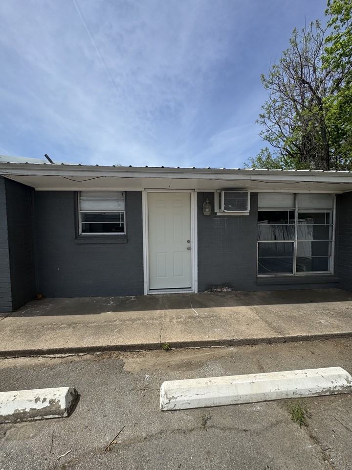 100 Georgia Place Apartments - Photo 2 of 11