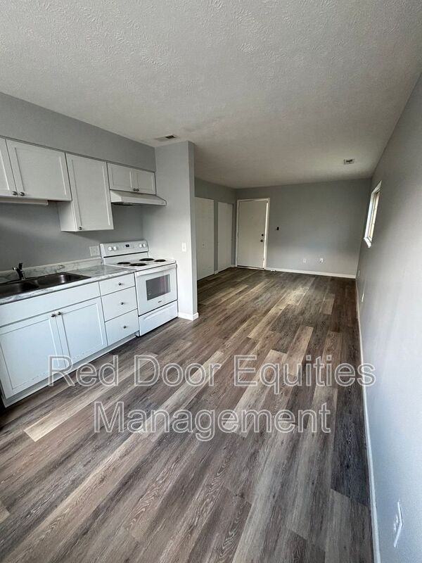 117 W Walnut St #1B - Photo 2 of 12