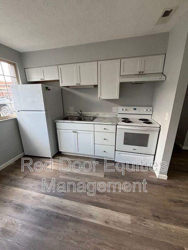 117 W Walnut St #1B - Photo 3 of 12