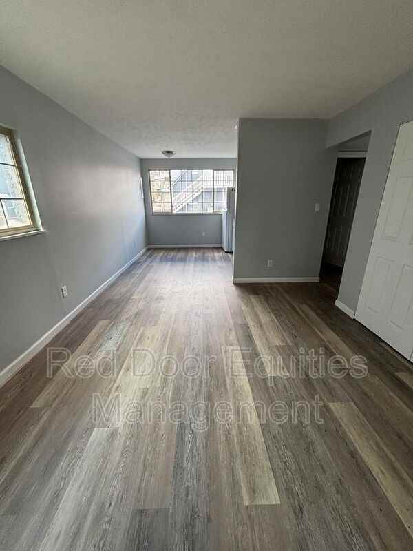 117 W Walnut St #1B - Photo 5 of 12