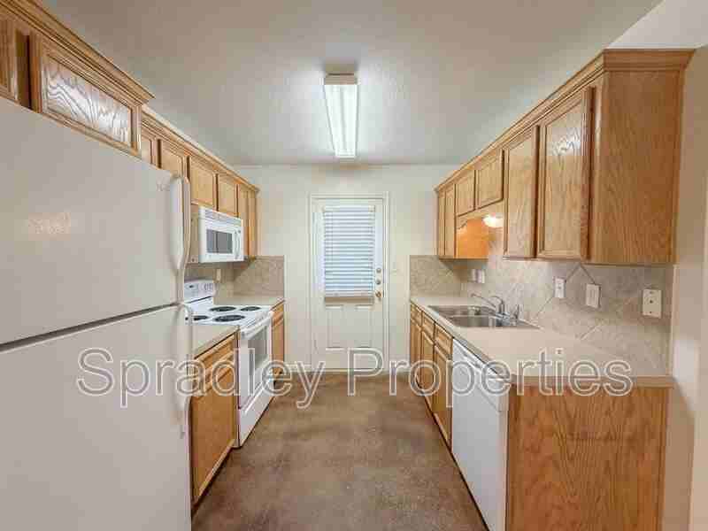 5702 Luxor Dr Apt B - Photo 4 of 16