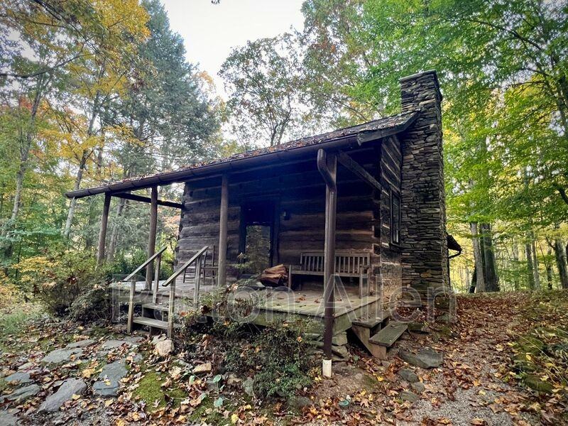 575 Beaverdam Rd - Photo 4 of 23