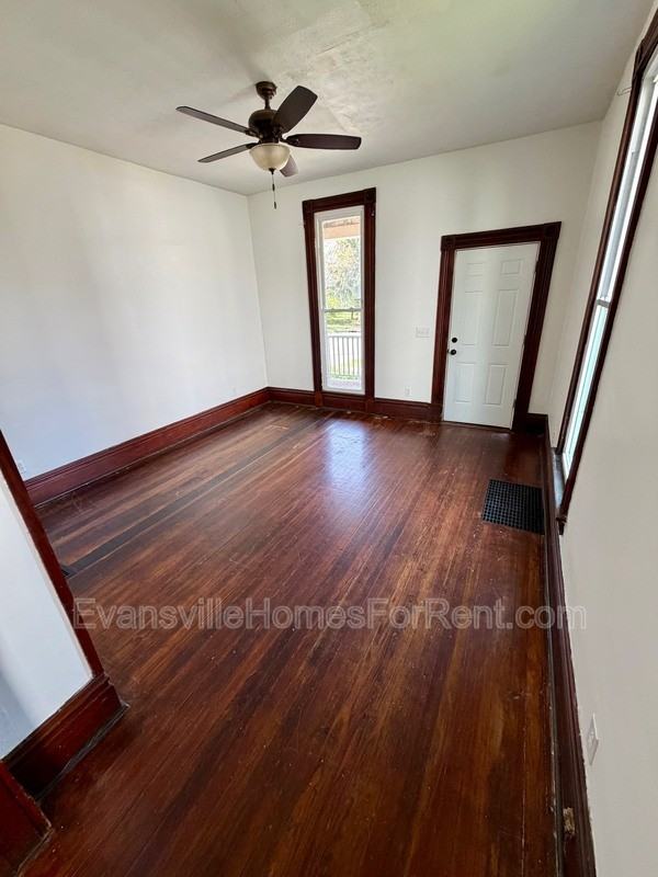 924 Se 6th St - Photo 3 of 8