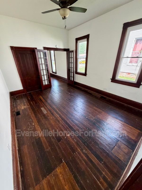 924 Se 6th St - Photo 4 of 8