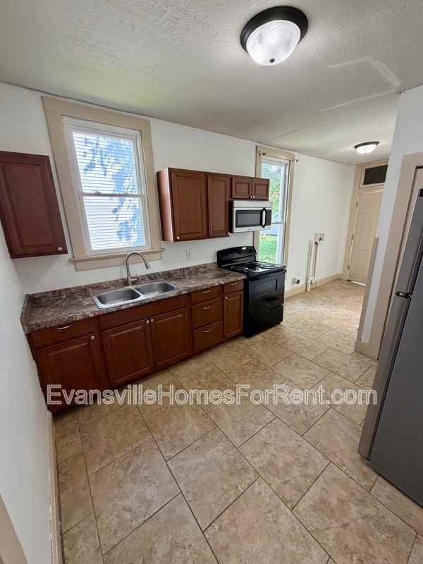 924 Se 6th St - Photo 5 of 8