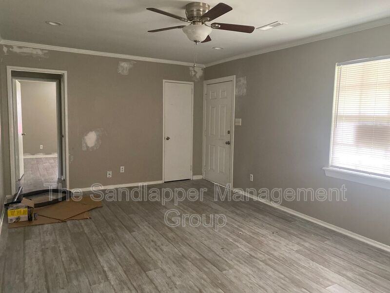 1126 Mount Batten Dr - Photo 3 of 15