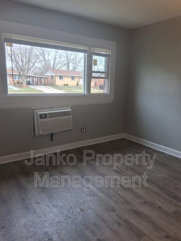 392 Hickory St #1E - Photo 2 of 4