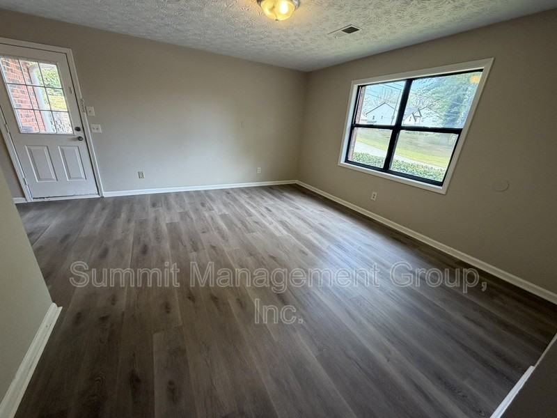 1035 Eastview Rd Ne - Photo 3 of 17