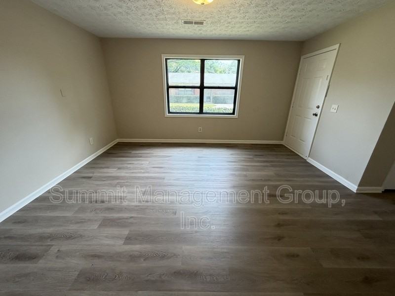 1035 Eastview Rd Ne - Photo 4 of 17