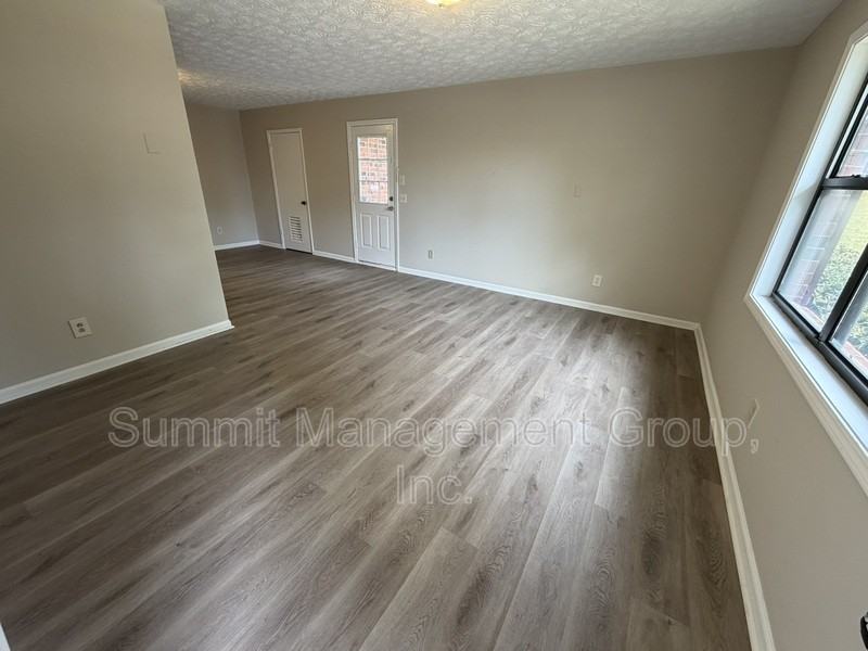 1035 Eastview Rd Ne - Photo 5 of 17