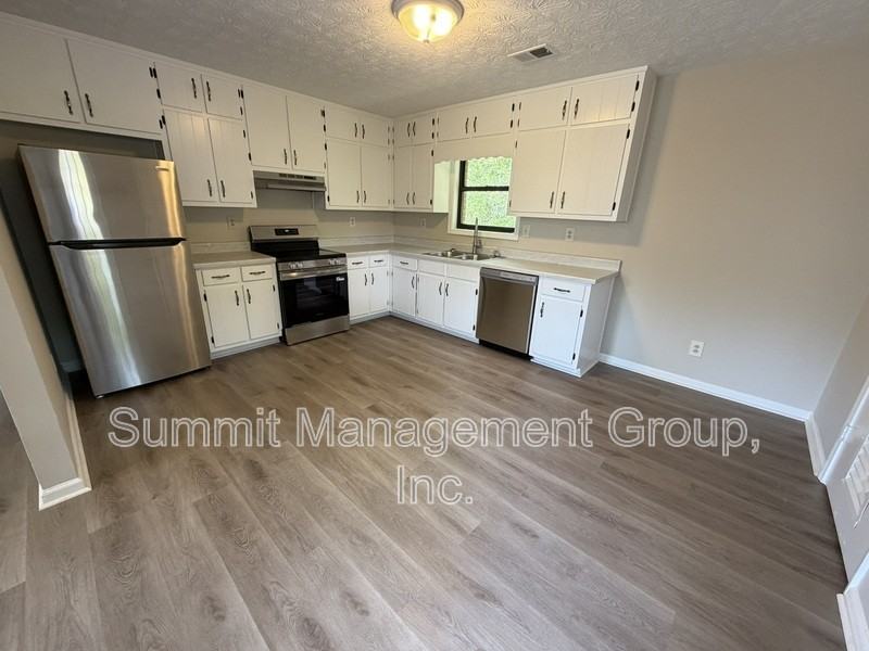 1035 Eastview Rd Ne - Photo 6 of 17