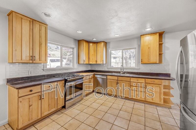 700 5th St - Photo 6 of 19