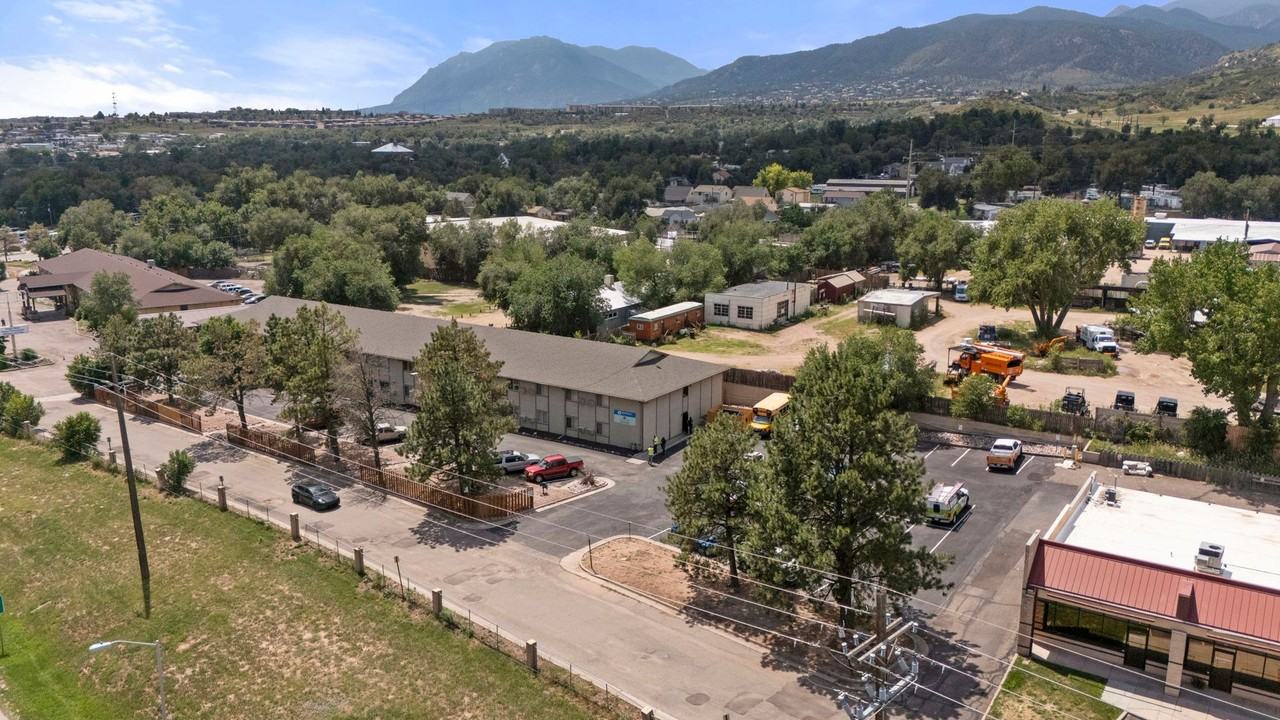 Raintree Apartments - Photo 3 of 40