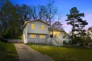 featured image of 2836 Creek Ln Ne