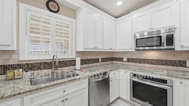 156 Trelawney St - Photo 5 of 50