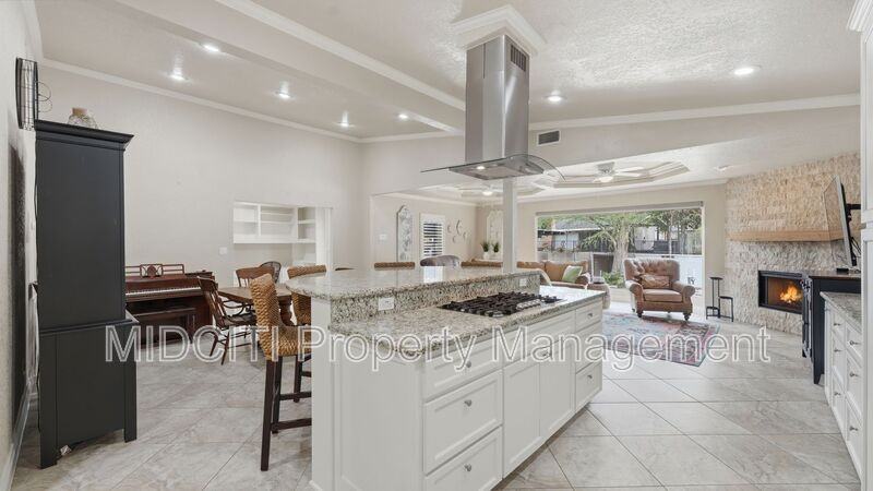 156 Trelawney St - Photo 7 of 50