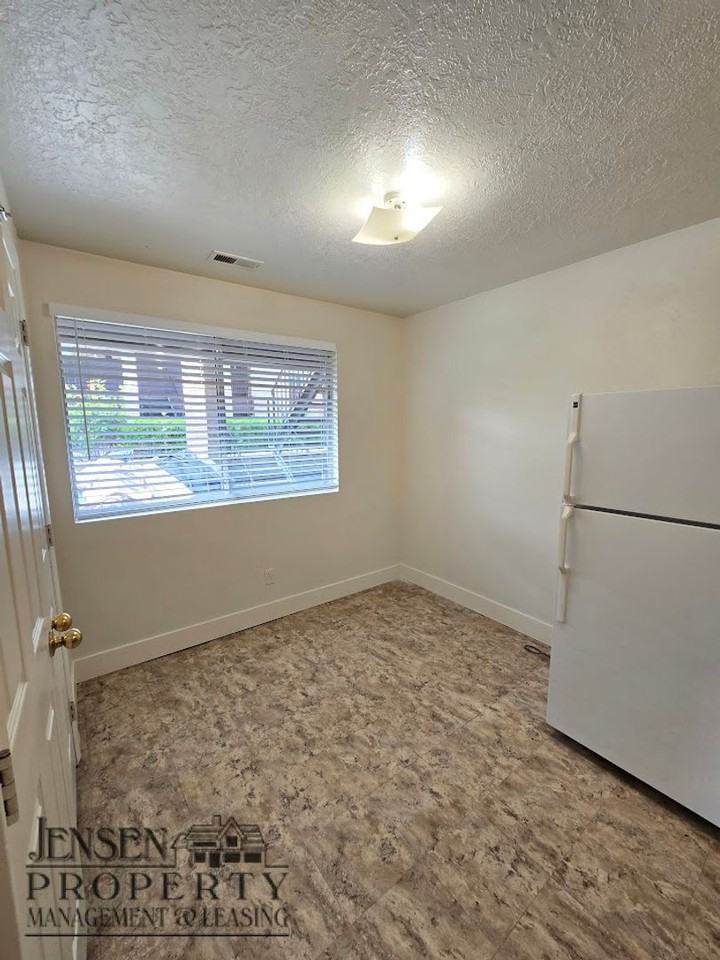 639 E 700 S #11 - Photo 4 of 14