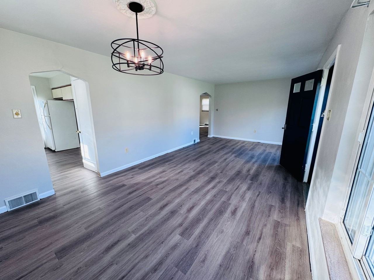 1220 Colonial Ln - Photo 2 of 16