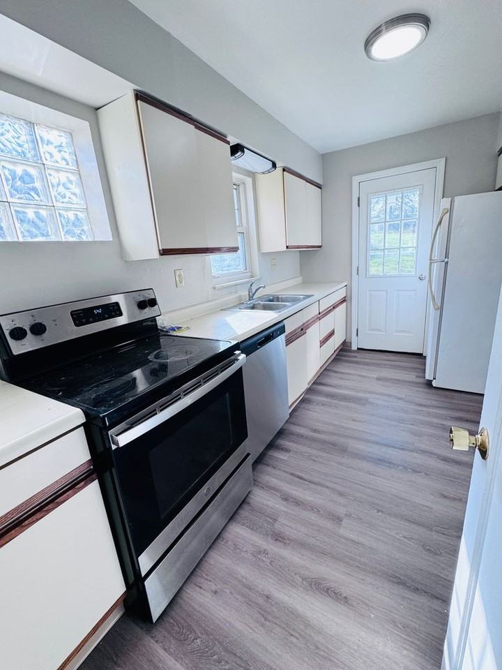 1220 Colonial Ln - Photo 5 of 16