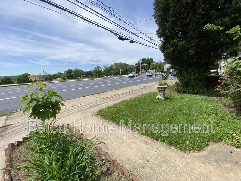 911 E King St - Photo 6 of 8