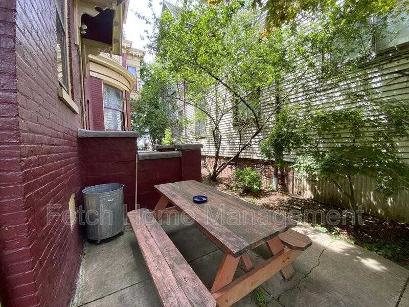 911 E King St - Photo 7 of 8