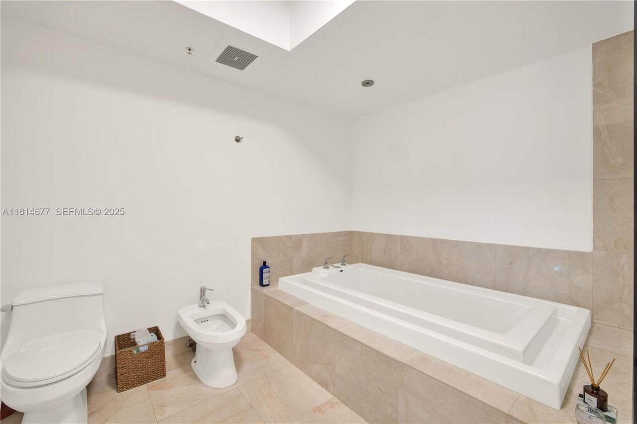 218 Southeast 14th Street #906 - Photo 3 of 21