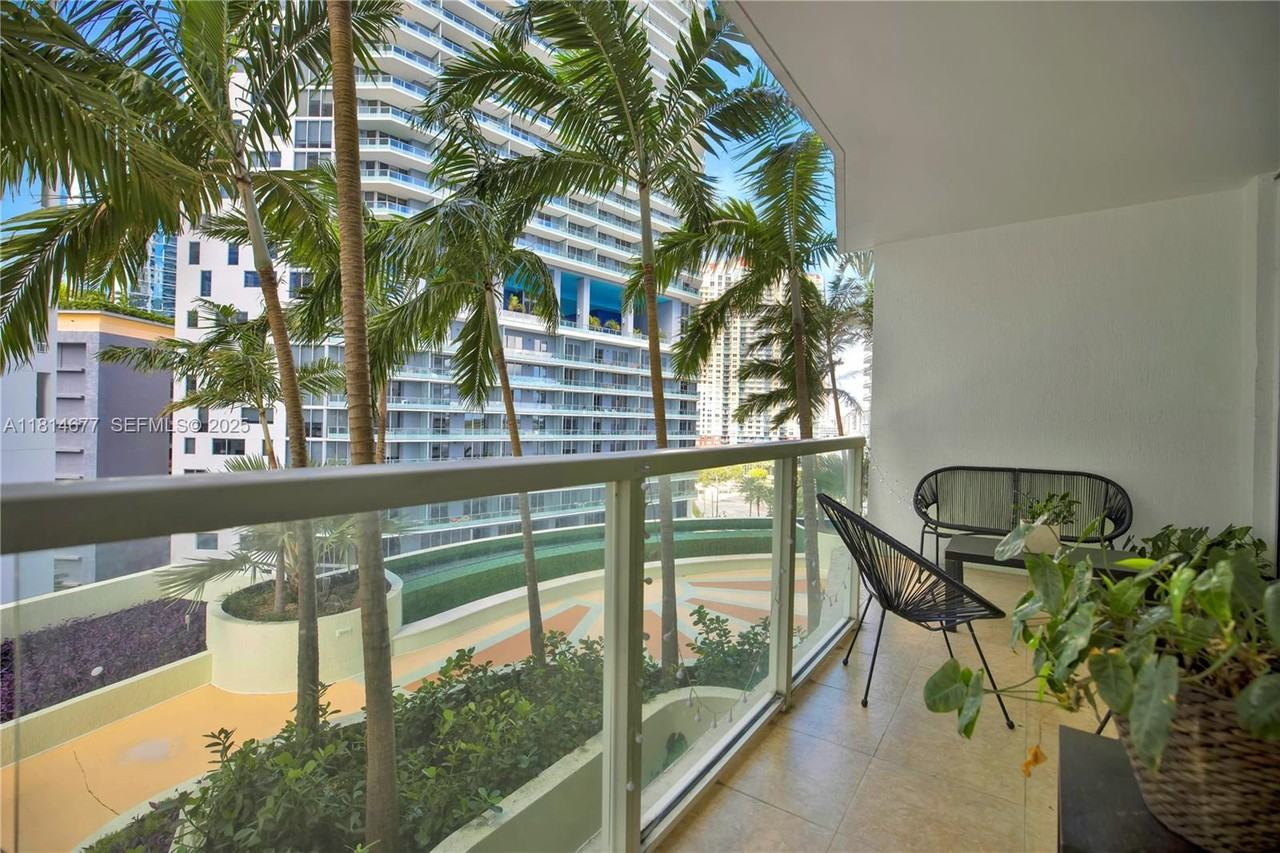 218 Southeast 14th Street #906 - Photo 4 of 21