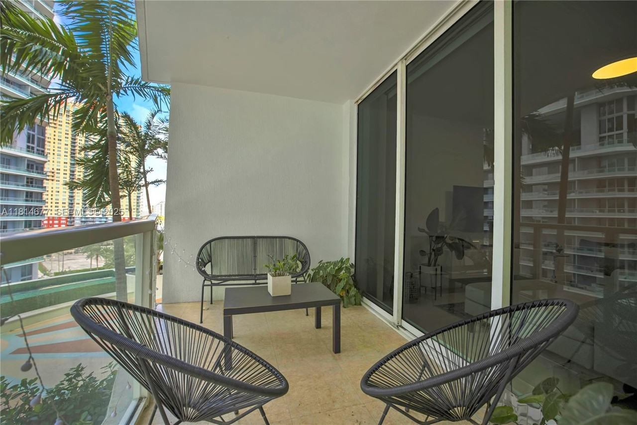 218 Southeast 14th Street #906 - Photo 5 of 21