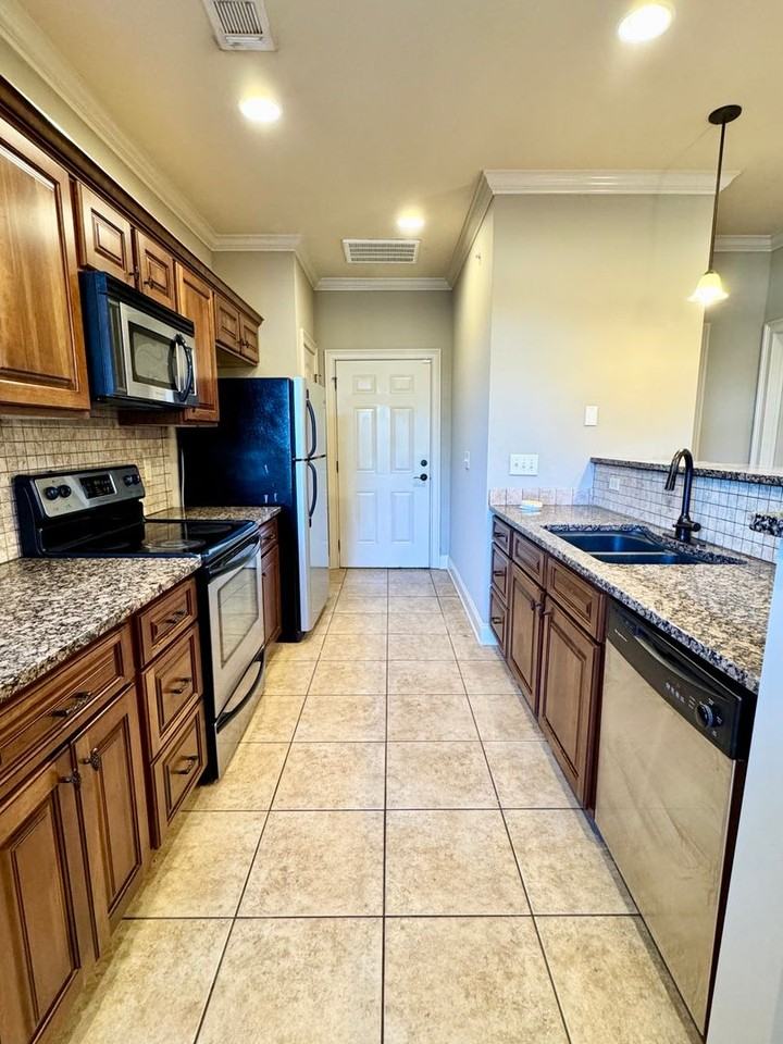 1086 Runningvine Ln - Photo 3 of 22