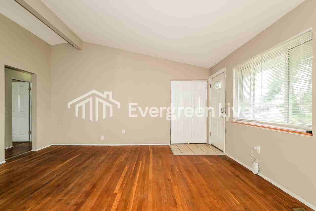 2785 Narraganset Dr - Photo 3 of 15