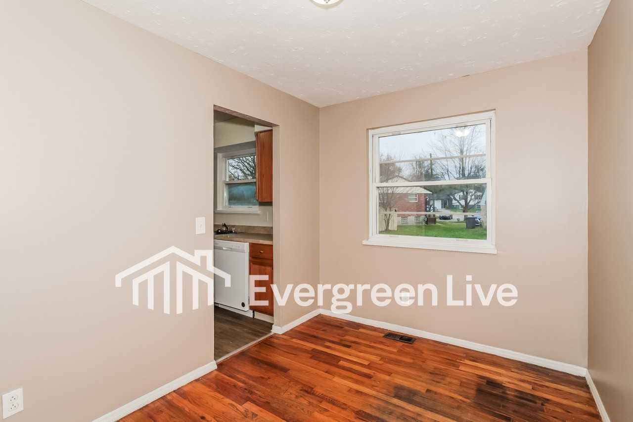 937 Glasgow Dr - Photo 5 of 15