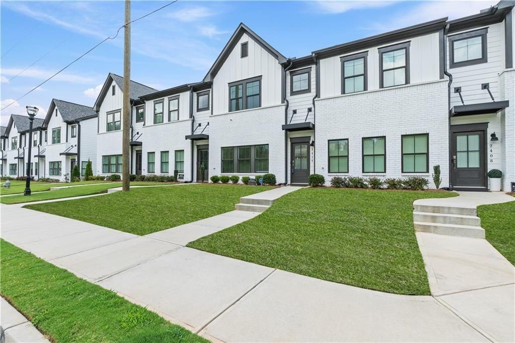 2410 Lakeshore Ln Se - Photo 2 of 31