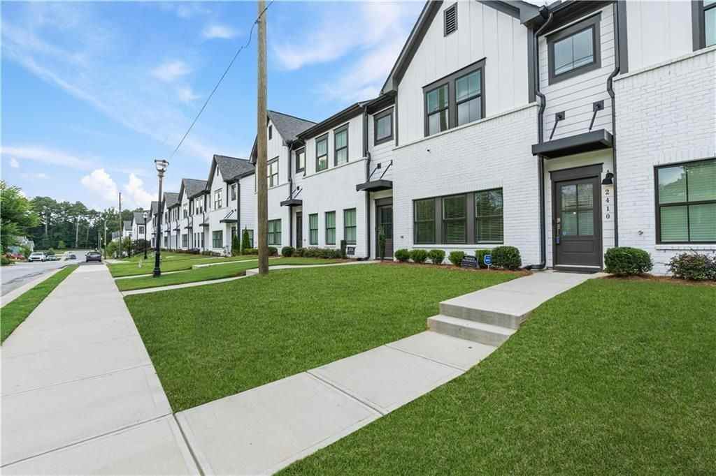 2410 Lakeshore Ln Se - Photo 4 of 31