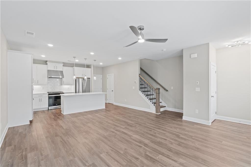 2410 Lakeshore Ln Se - Photo 6 of 31