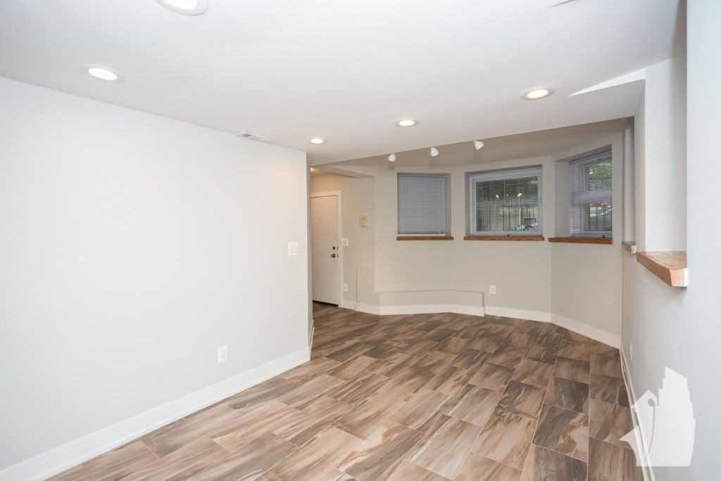 2326 N Southport Ave - Photo 2 of 6