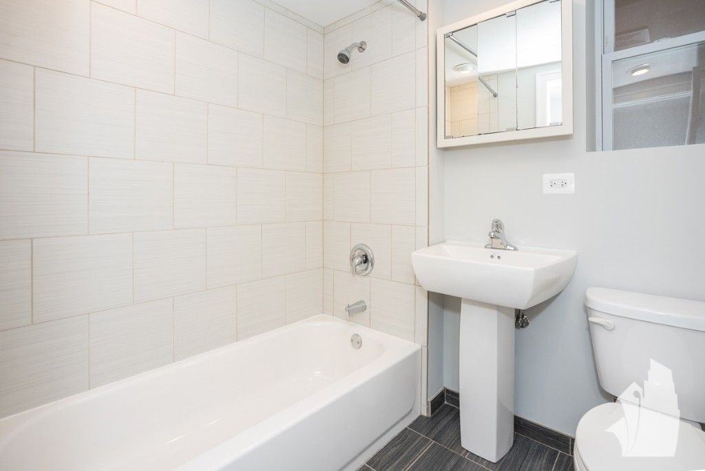 2326 N Southport Ave - Photo 6 of 6