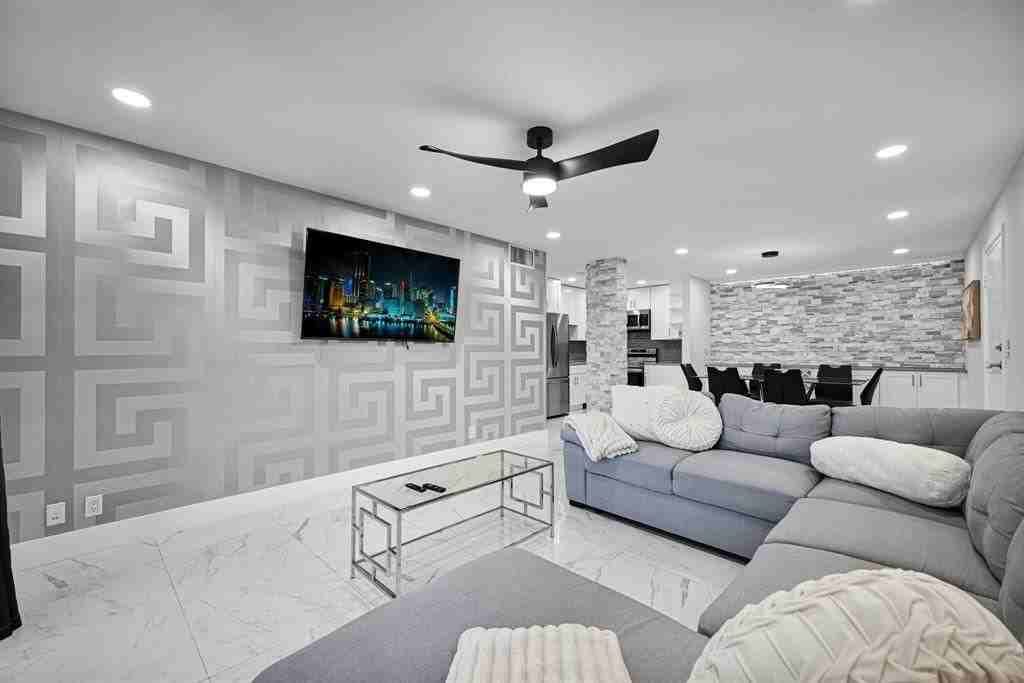 6279 Bay Club Dr - Photo 2 of 30